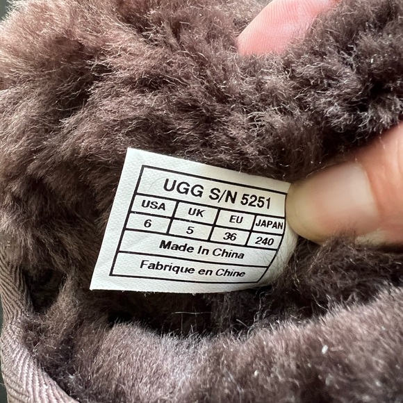 Children’s Classic Chocolate Brown Uggs - Picture 4 of 8